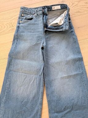 GAP High Rise Wide Leg Jeans – Size 4 Petite (Light Wash)